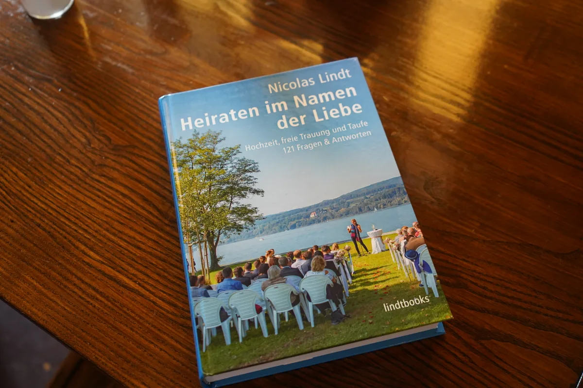 Nicolas Lindts Buch «Heiraten im Namen der Liebe» in Nahaufnahme, es liegt auf einem Holztisch.